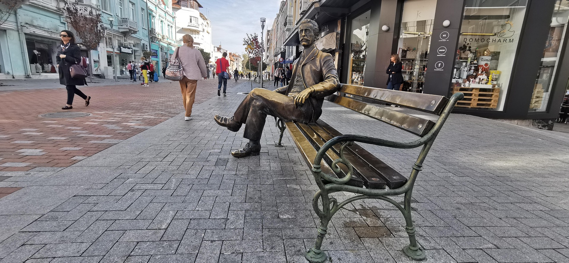 Une rue piétonne de Varna, vie quotidienne au pied de la statue d’Aleko Konstantinov